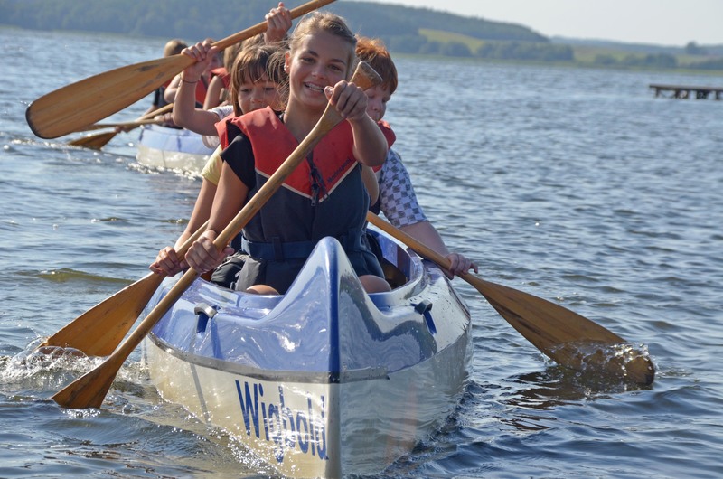 Schülerinnen und Schüler der Regionale Schule mit Grundschule Gingst beim Paddeln
