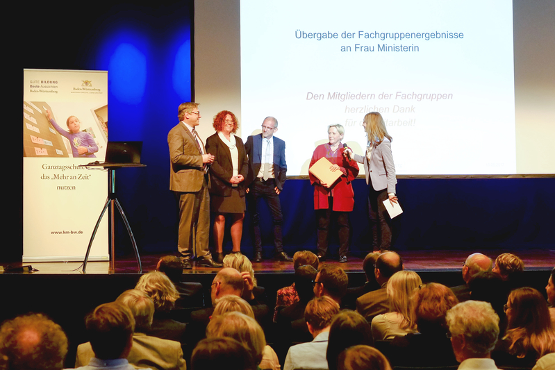 Die drei Fachgruppen übergeben Susanne Eisenmann ihre Ergebnisse