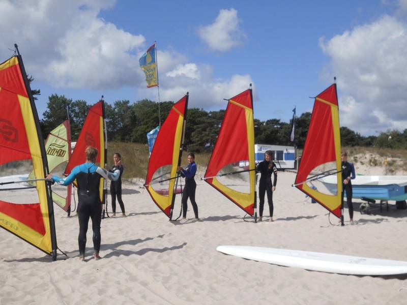 Schüler am Strand mit Surfboards