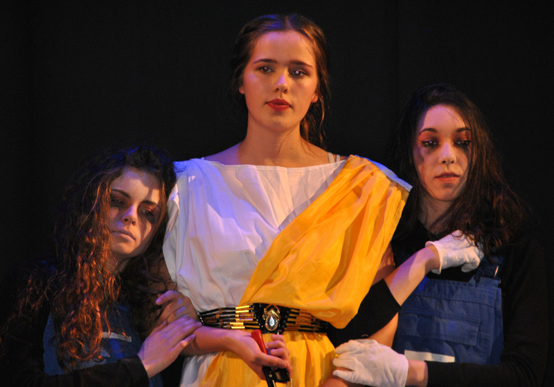 Szene aus der Aufführung des "Jedermann" der Theater-AG am Egbert-Gymnasium