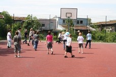 Schüler auf dem Basketball-Spielfeld