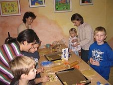 Schülerinnen und Schüler und Eltern backen gemeinsam
