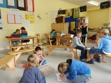 Schülerinnen und Schüler im Klassenraum