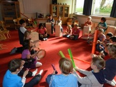 Schülerinnen und Schüler mit Schlaginstrumenten