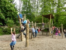 Schülerinnen und Schüler an Spielgeräten