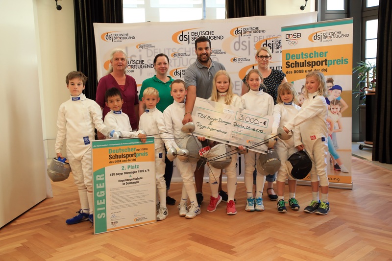 Gruppenbild des 2. Siegers TSV Bayer Dormagen 1920 e.V. und Regenbogenschule Dormagen