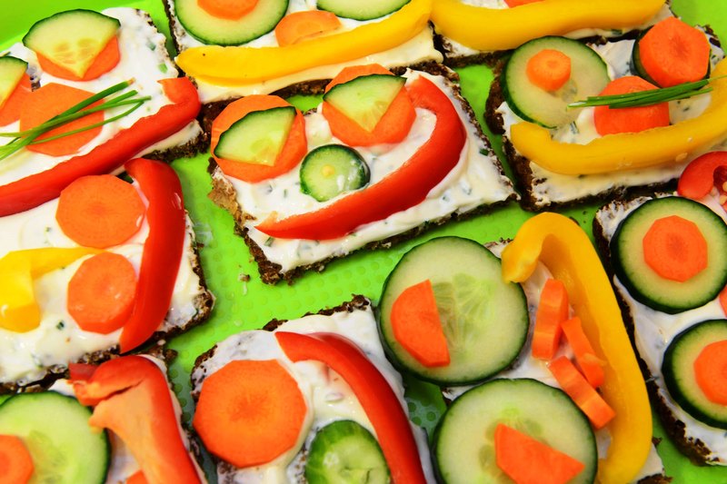 Frischkäsebrote mit Paprikagesicht