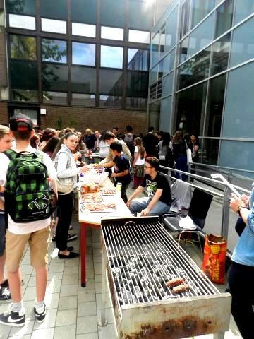 Grill und Essenstände auf dem Schulhof