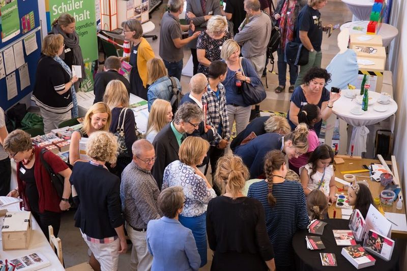 Besucherinnen und Besucher besuchen die Stände