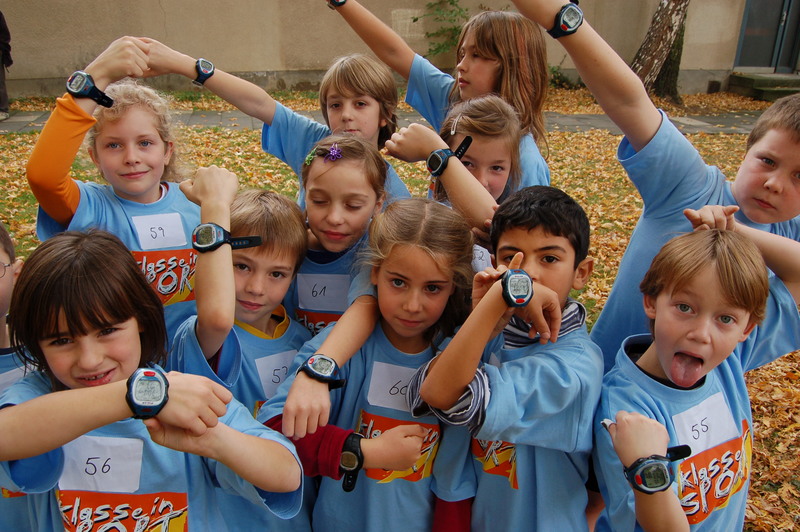 Schülerinnen und Schüler mit Sportuhr