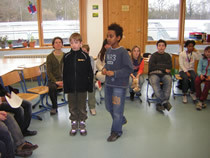 Kinder im Klassenraum