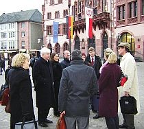 Teilnehmer des Expertentreffens vor dem Römer