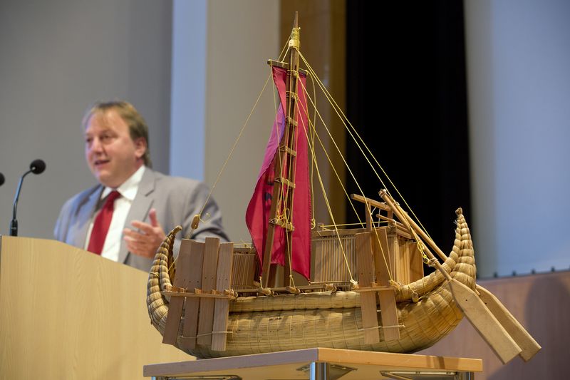 Schiffs-Modell neben dem Redner-Pult