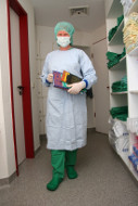 Frau in Krankenhauskleidung auf dem Flur