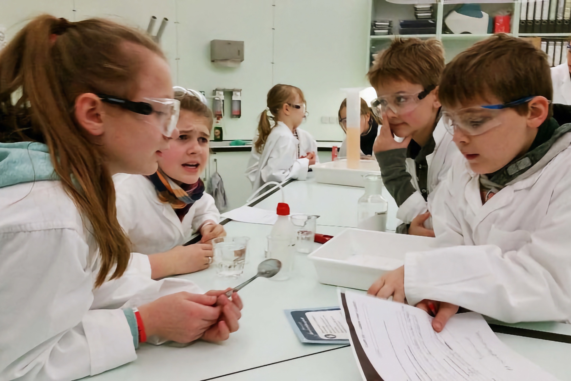Schülerinnen und Schüler im naturwissenschaftlichen Unterricht