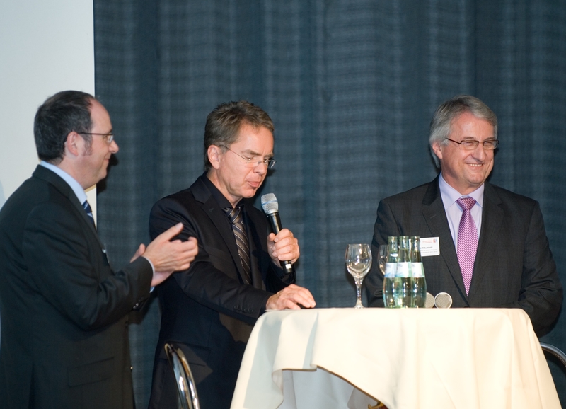 Helmut Krück (r.), Veranstaltungsmoderator Klaus Bellmund (Mitte) sowie Dr. Sven-Olaf Obst