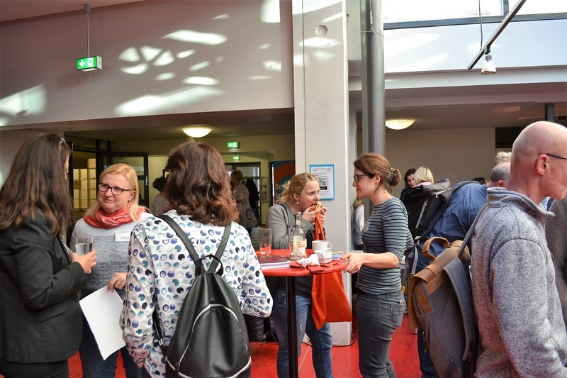 Besucherinnen und Besucher des Kongresses im Foyer