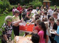 Schüler, Eltern und Lehrer auf einem Schulfest