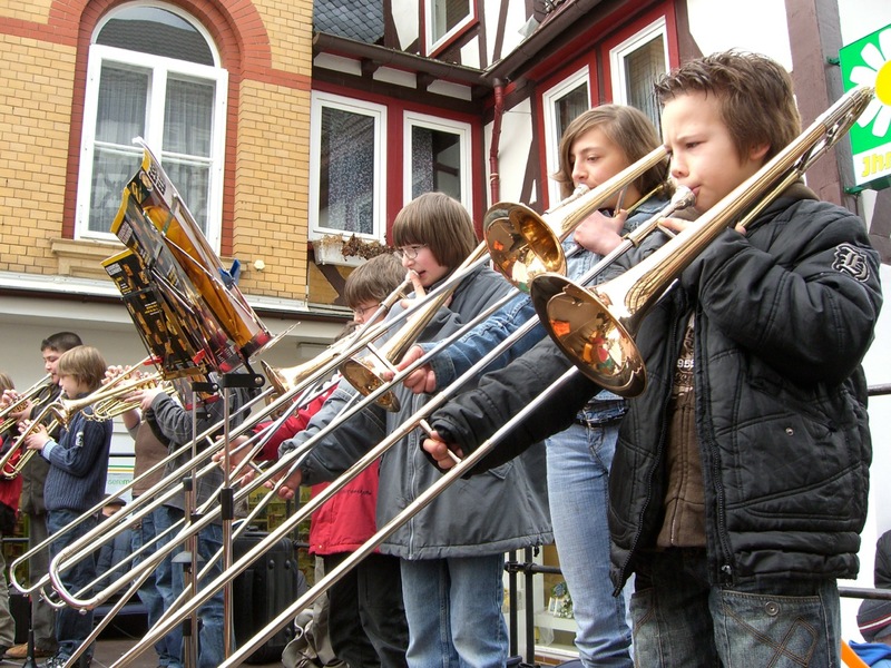 Schülergruppe mit Blasinstrumenten