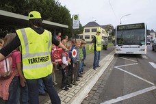 Schülerlotsen sichern an einer Bushaltestelle