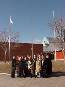 Bremer Delegation vor der schwedischen Schule Futurum