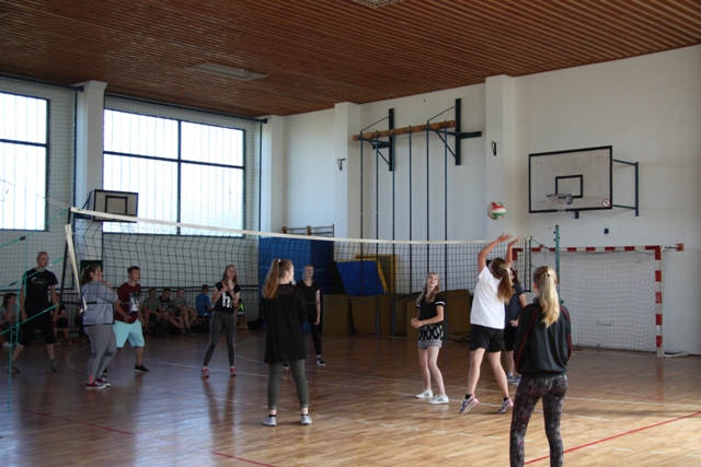 Schülerinnen und Schüler beim Volleyball