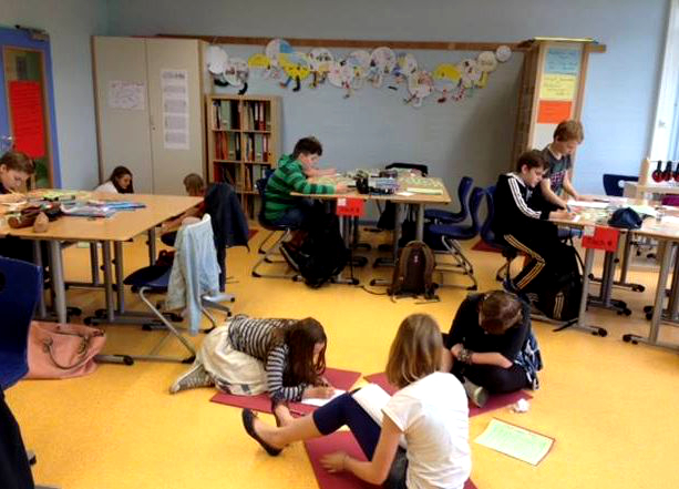 Schülerinnen und Schüler im Klassenraum