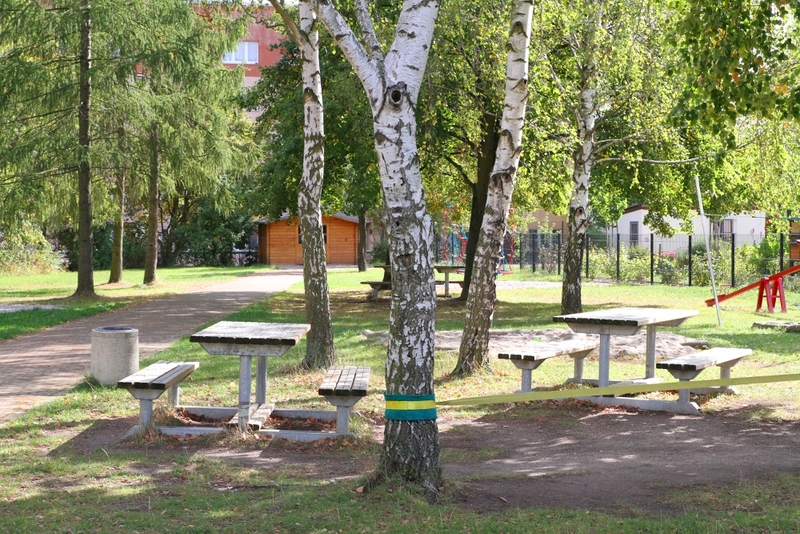 Foto des Spielplatzes mit Tischen und Bänken