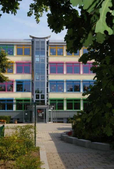 Frontansicht der Bücherwurm-Grundschule