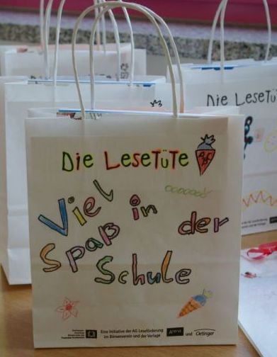 Papiertüte zum Schulanfang