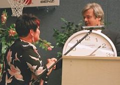 Schulleiterin Ute Jakob erhält von Staatssekretär Kasparick eine große Uhr