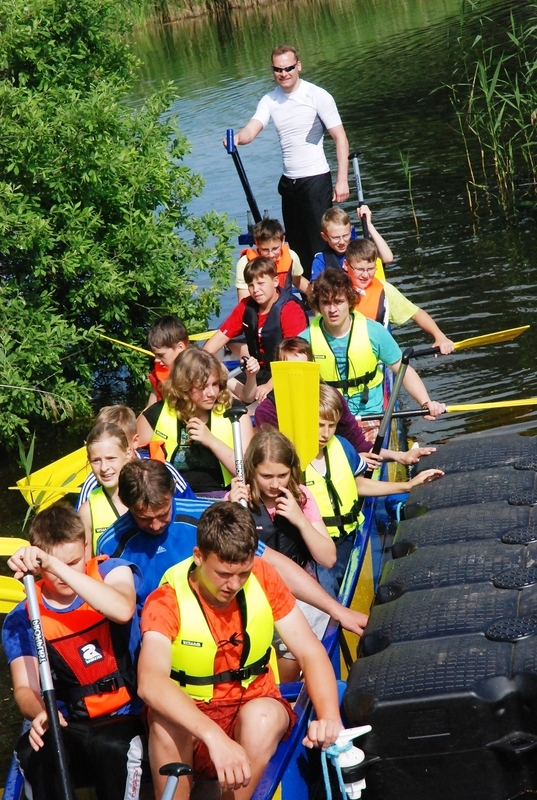 Schülerinnen, Schüler und Lehrer im Boot