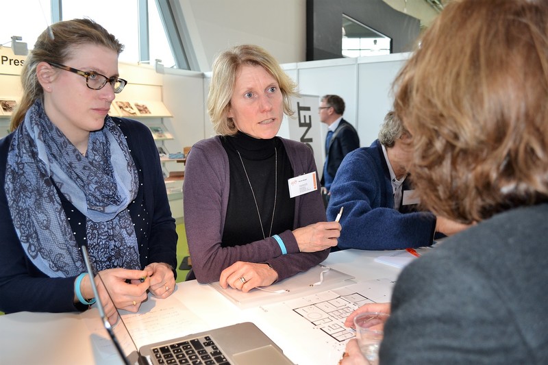 Teilnehmerinnen der Schulbau-Messe Hamburg im Gespräch