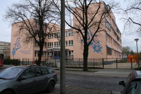 Außenansicht der Schule