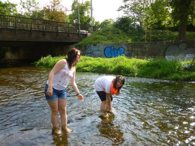 Schülerinnen in einem Fluss