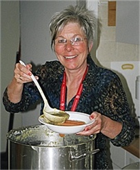 Schulleiterin Beate Segieth in der Küche