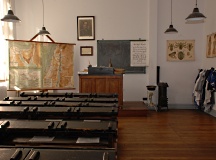 Blick in ein historisches Klassenzimmer