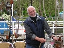 Schulleiter Heinz-Dieter Brandt packt an.