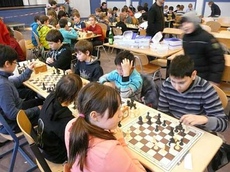 Schülerinnen und Schüler der Oberschule an der Helgolander Straße beim Schachspiel