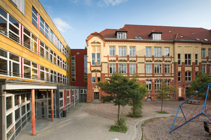 Außenansicht der Theodor Haubach Schule