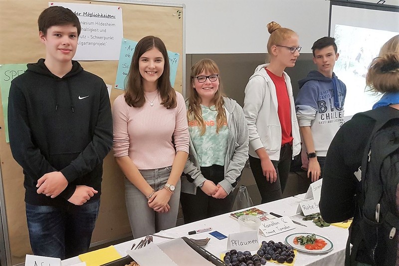 Schülerinnen und Schüler am Stand des Goethegymnasiums Hildesheim