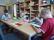 Schüler und schülerinnen arbeiten an einem Tisch