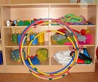 Regal mit Spielmaterialien