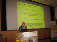 Prof. Dr. Heinz Günter Holtappels beim Vortrag