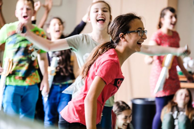 Schülerinnen tanzend