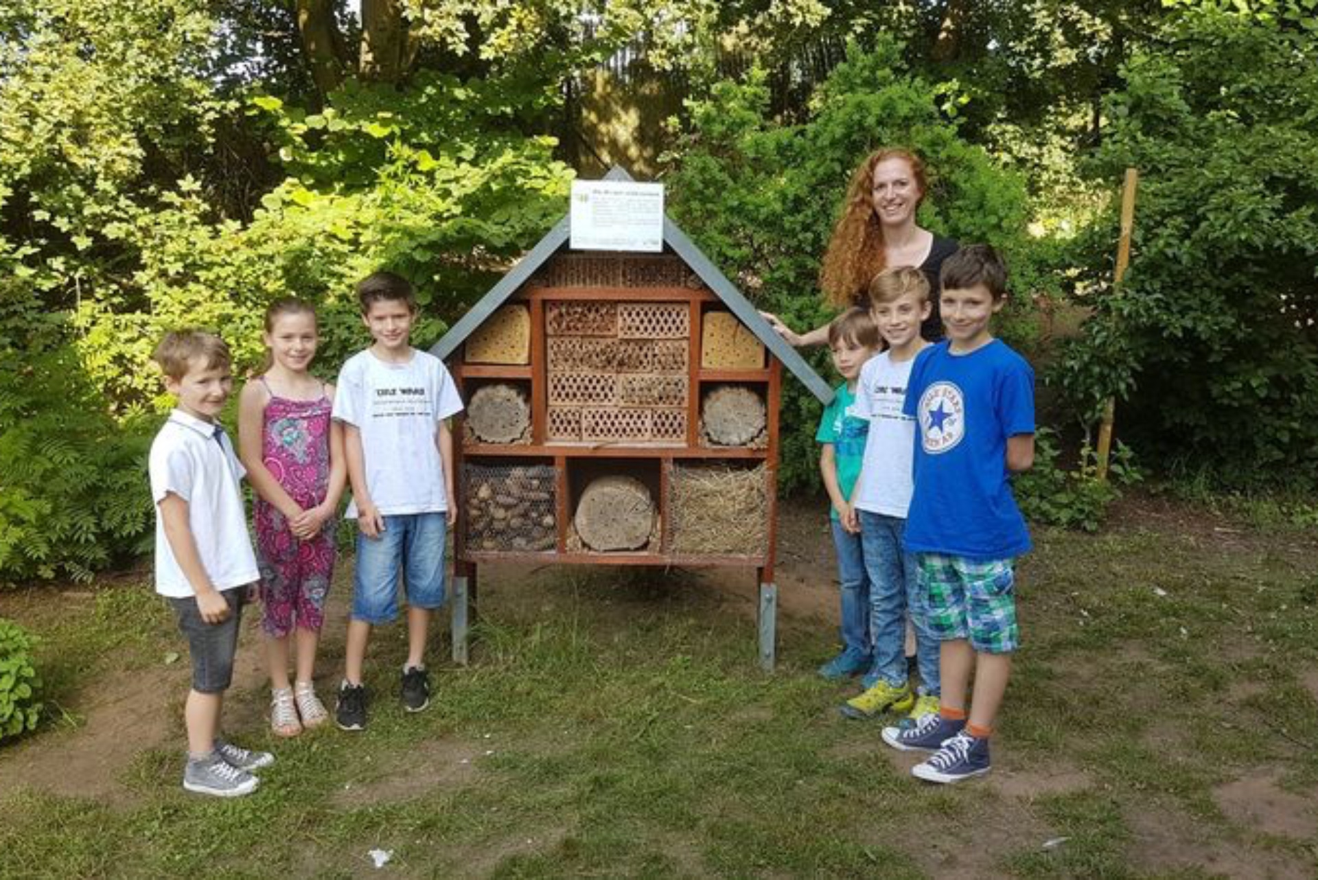 Schülerinnen und Schüler mit Schulleiterin Anna Kockler