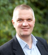 Porträtfoto von Prof. Dr. Nils Neuber