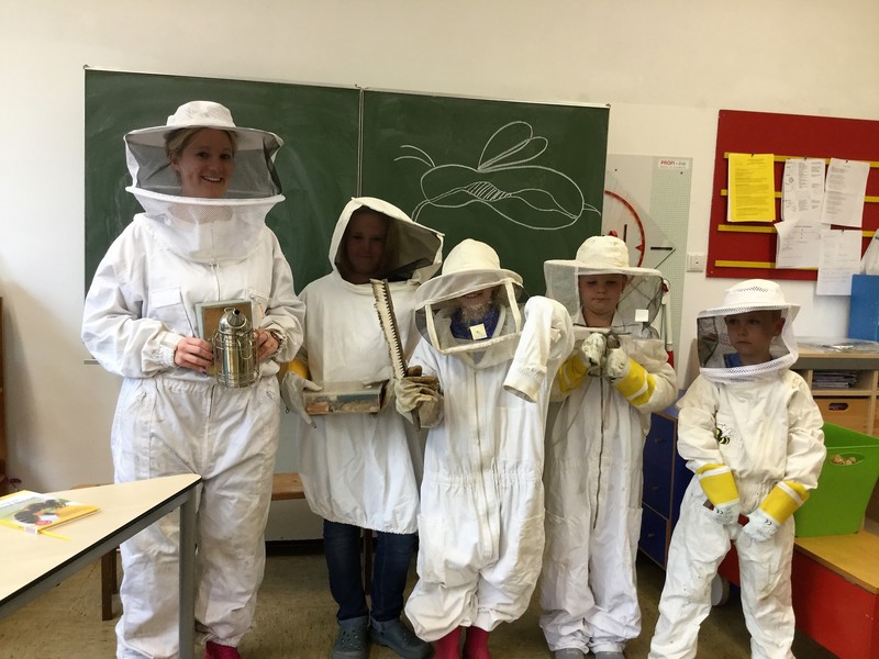 Schüler im Imkeranzug in der Klasse