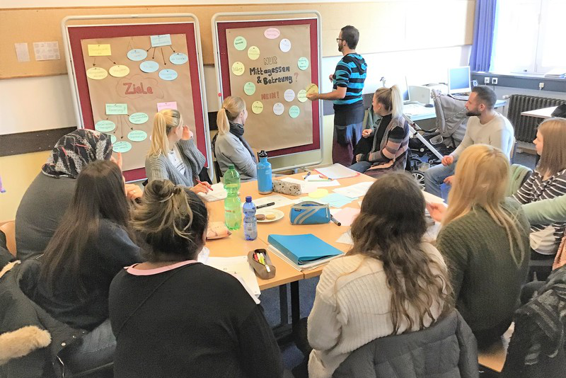 Workshop-Teilnehmende sitzen an einem Tisch