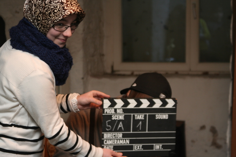 Schülerin mit Filmklappe